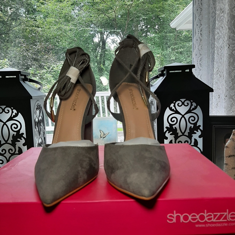 NWT - Grey Suaded Pump